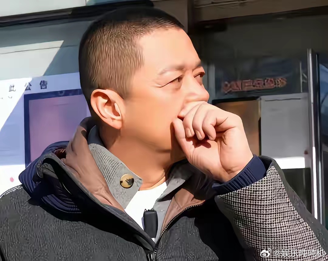 李亚鹏又哭了！不是因为催债电话，不是因为舆论嘲讽，而是手机屏亮起亲哥发来的那句“