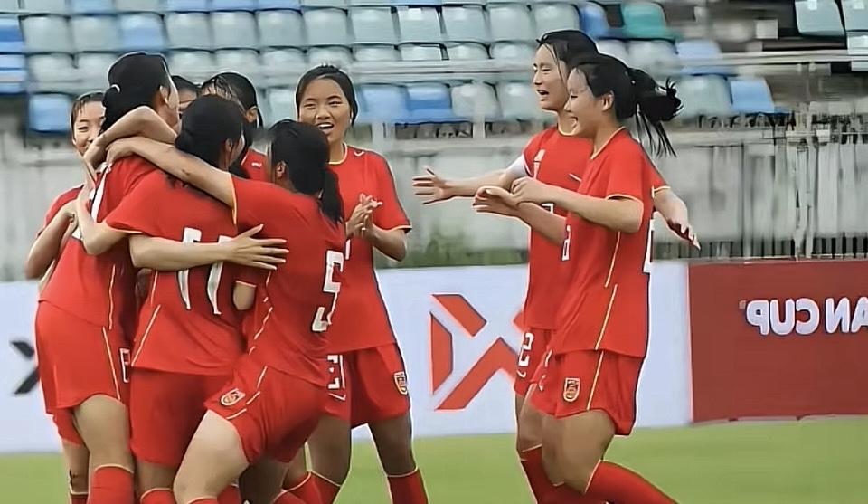 女足姐妹花，球场上的快乐时光！👟🏆💕