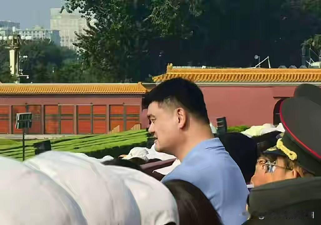 参加阅兵式的姚明：格外醒目，高出一头！
[大笑]

太明显了，各位要在阅兵式，那