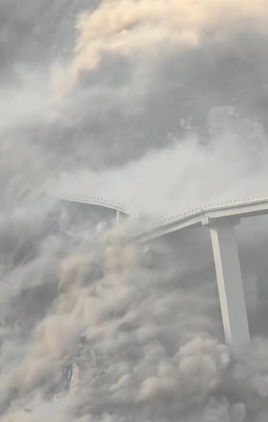 四川阿坝州
今年建成的大桥垮塌
如果被阿三看到
会不会嘲讽我们
和他们一样
建成