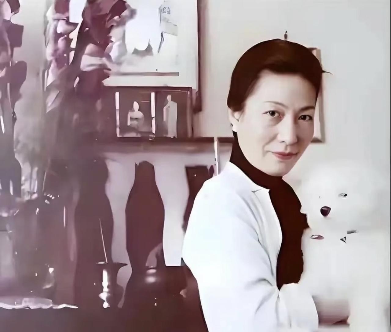 很多人想不到，当年在戏台上亮一嗓子就压过全场男老生的“冬皇”孟小冬，晚年抱着小狗