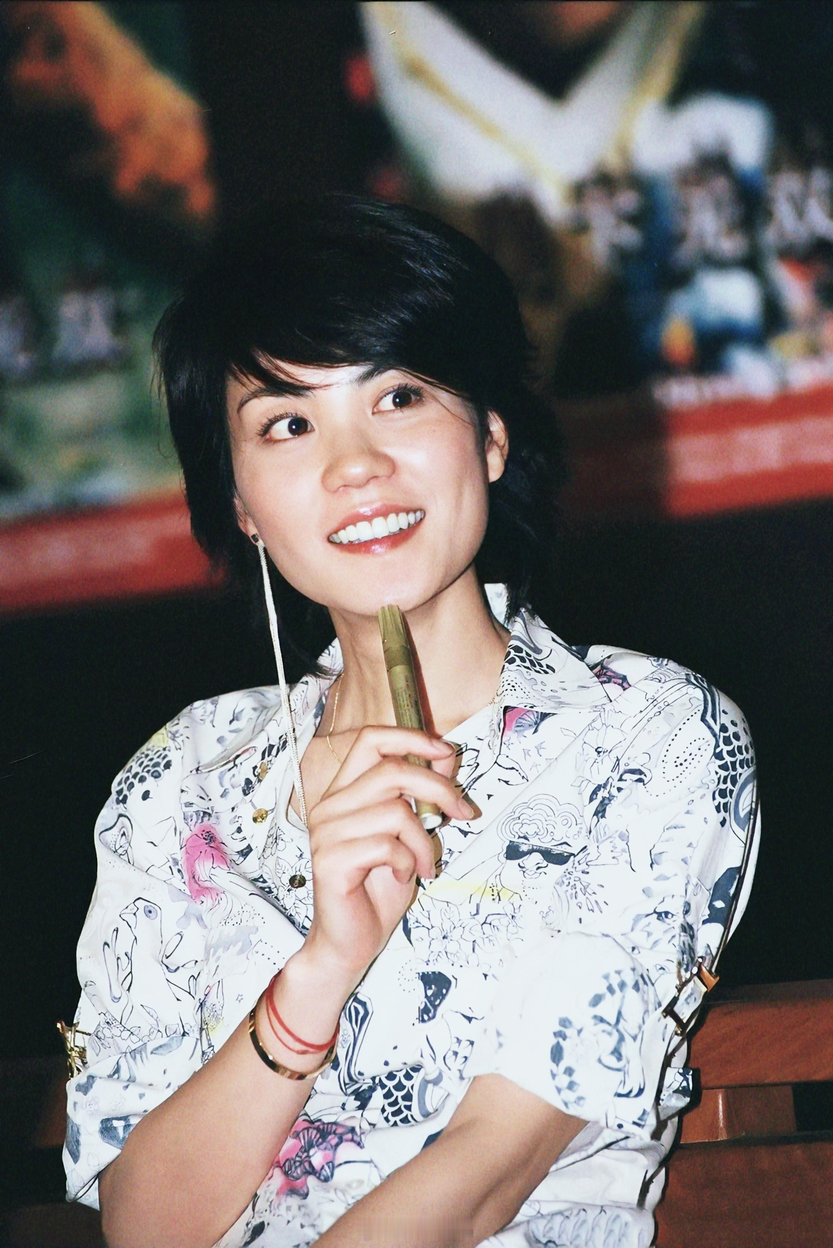 王菲搭乘花絮去幕后 蓬松的短发，涂鸦衬衣，和璀璨的流苏耳坠——2002年，宣传【