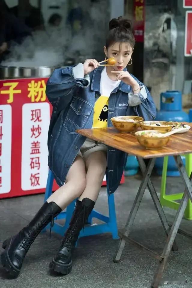 这身行头足以让她减龄20年！丸子头配马丁鞋，再搭上中性风十足的牛仔外套，简直又酷