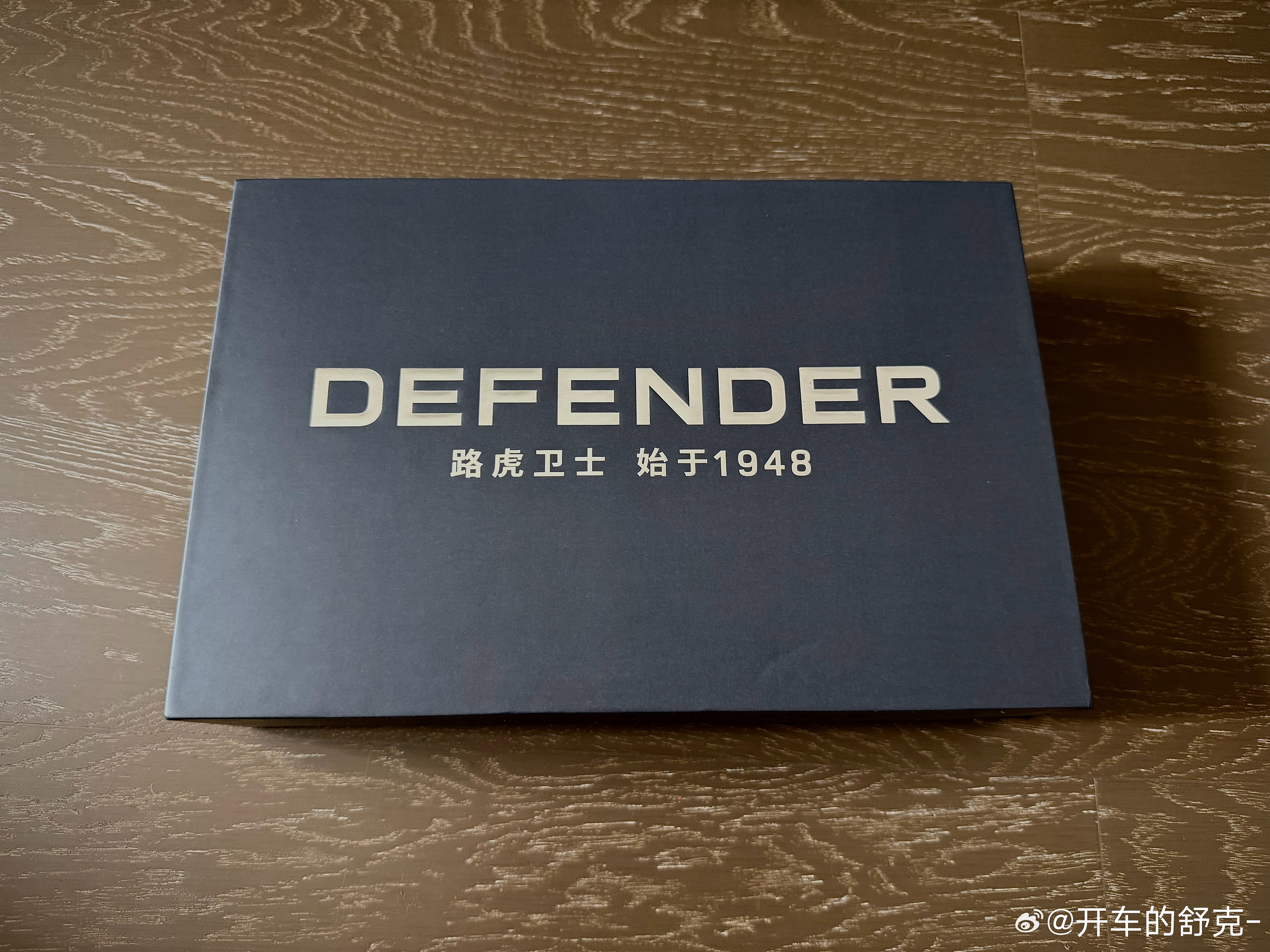 我也没买过卫士，路虎给我送了卫士礼盒。那么，我是不是得买台路虎卫士了？[二哈]走