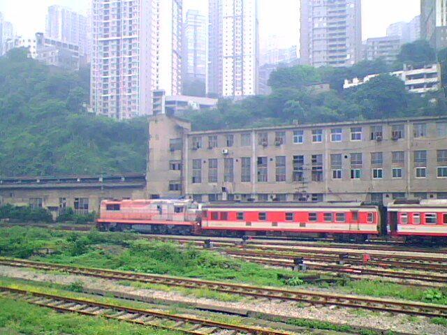 2010年在菜袁路拍摄旁边重庆火车站旁边客车整备场，东风7G型内燃机车正在进行调
