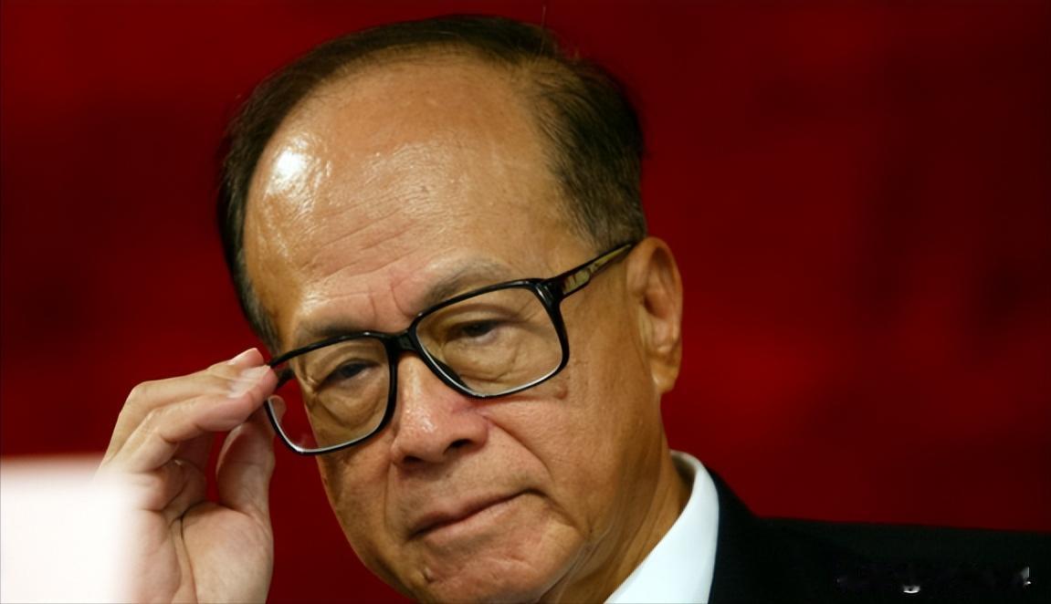 李嘉诚用十年时间赌中国输，现在他自己输了，十年前李嘉诚认为中国不行，跑到了英国去
