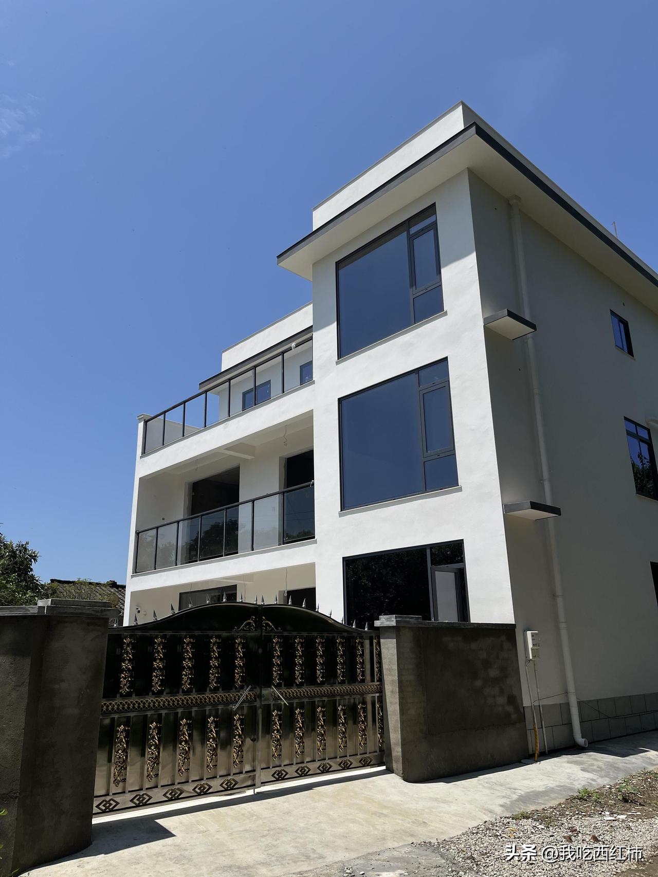 救命！我爸说要给窗户加上不锈钢铁窗。
我爸说窗户开太大了不安全，他要给它们装上防