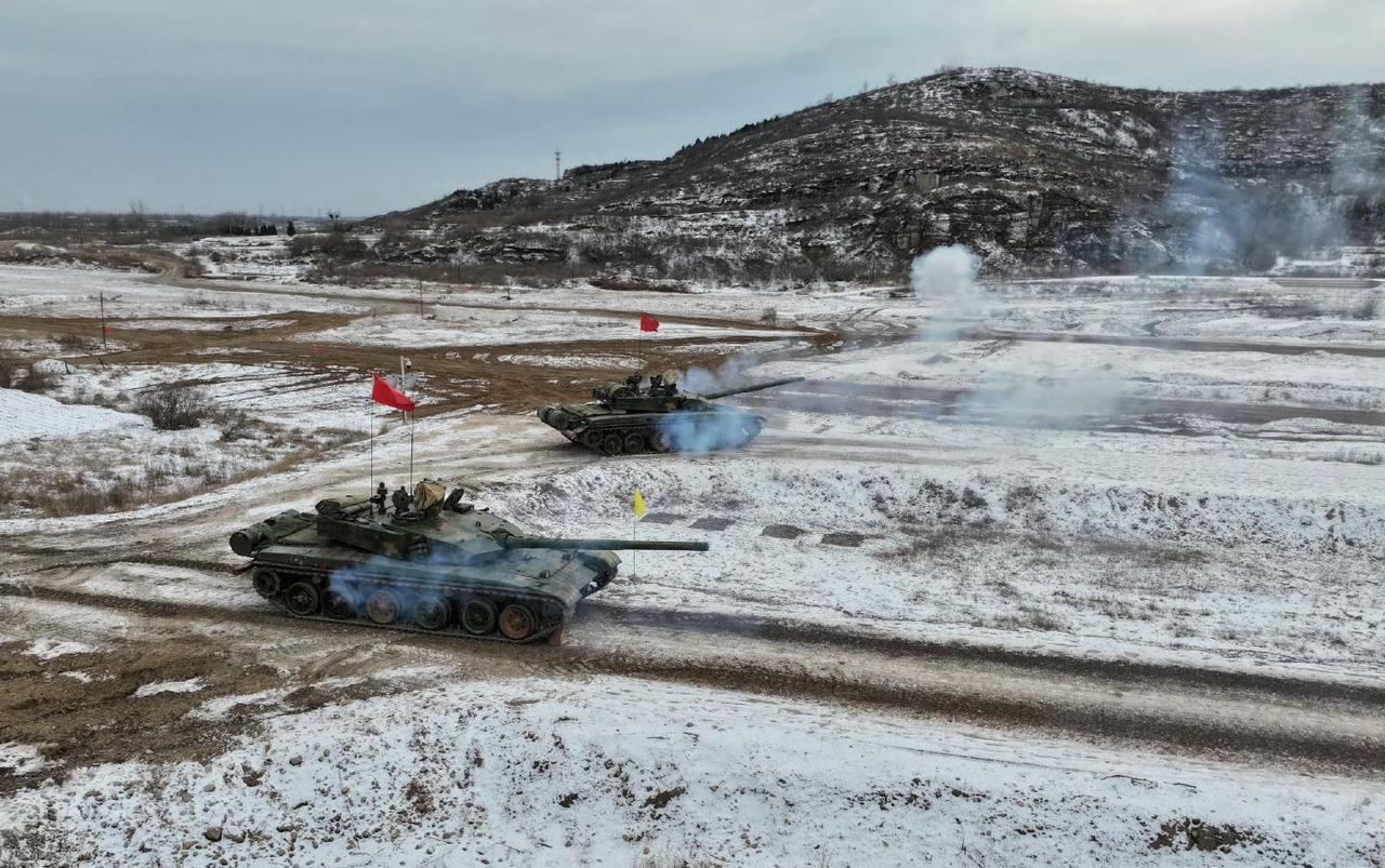 隶属于中部战区第82集团军陆军坦克旅的99A坦克，正在雪地里开展训练。