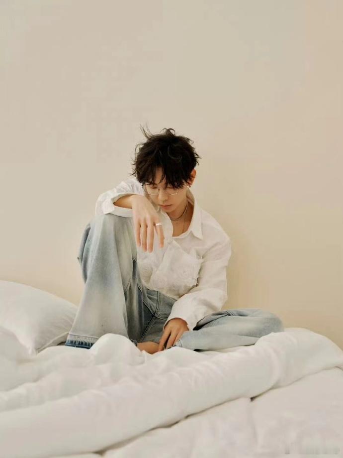 听胡夏直播清唱《恰似你的温柔》，感觉青春的伤痛在心中 “肆意生长”，他的歌声就像