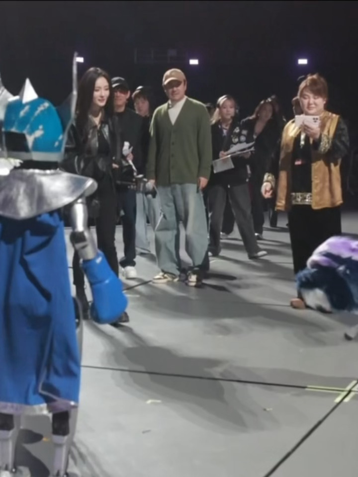 杨幂[超话]  幂彩排看到机器狗，差点被吓一跳[笑cry] ​​​