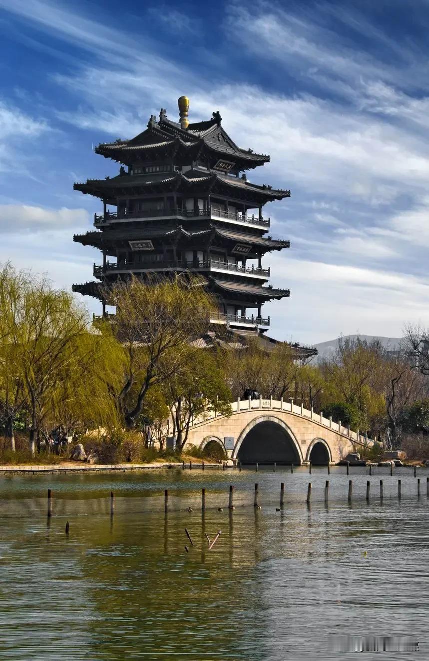 登超然楼

侃篱笙

大明湖畔超然楼历经沧桑七百秋。
楼中文物多珍贵价值连接济南