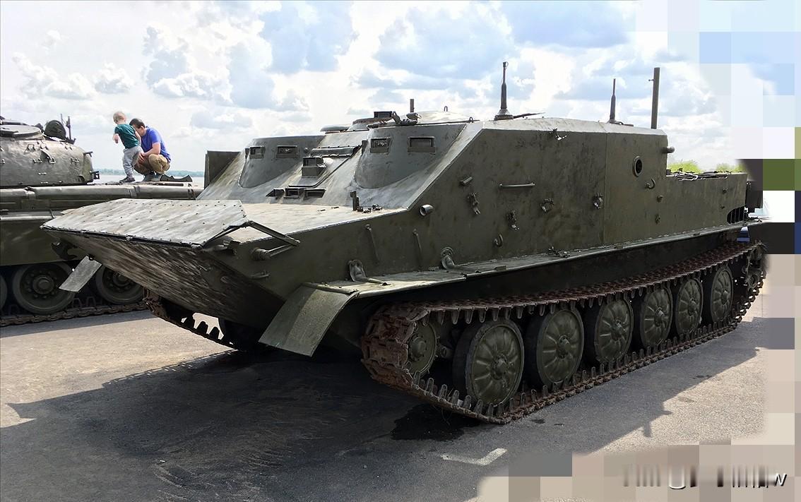 BTR-50装甲车的研发工作开始于1949年，1950年完成样车，在消除样车的一