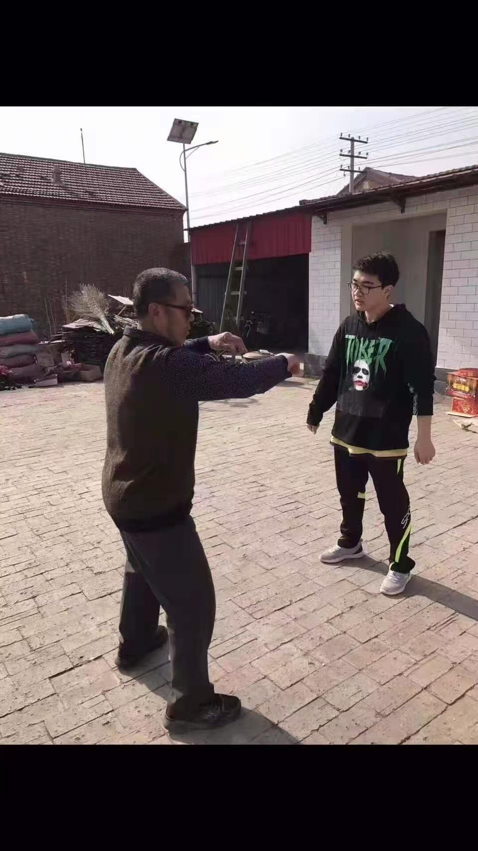 炸把练出了后座力！
还炼出了气贯丹田！
还会炼出气通股骨！
练通涌泉入地三尺！