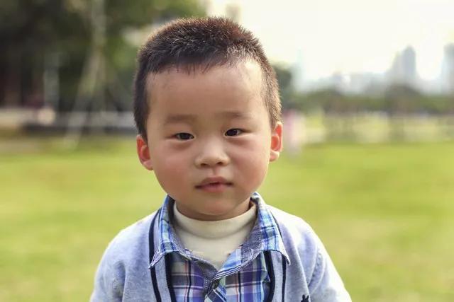 儿子大了爹娘愁，
娶妻彩礼车和楼，
若是女儿该多好，
不用嫁妆有人求。