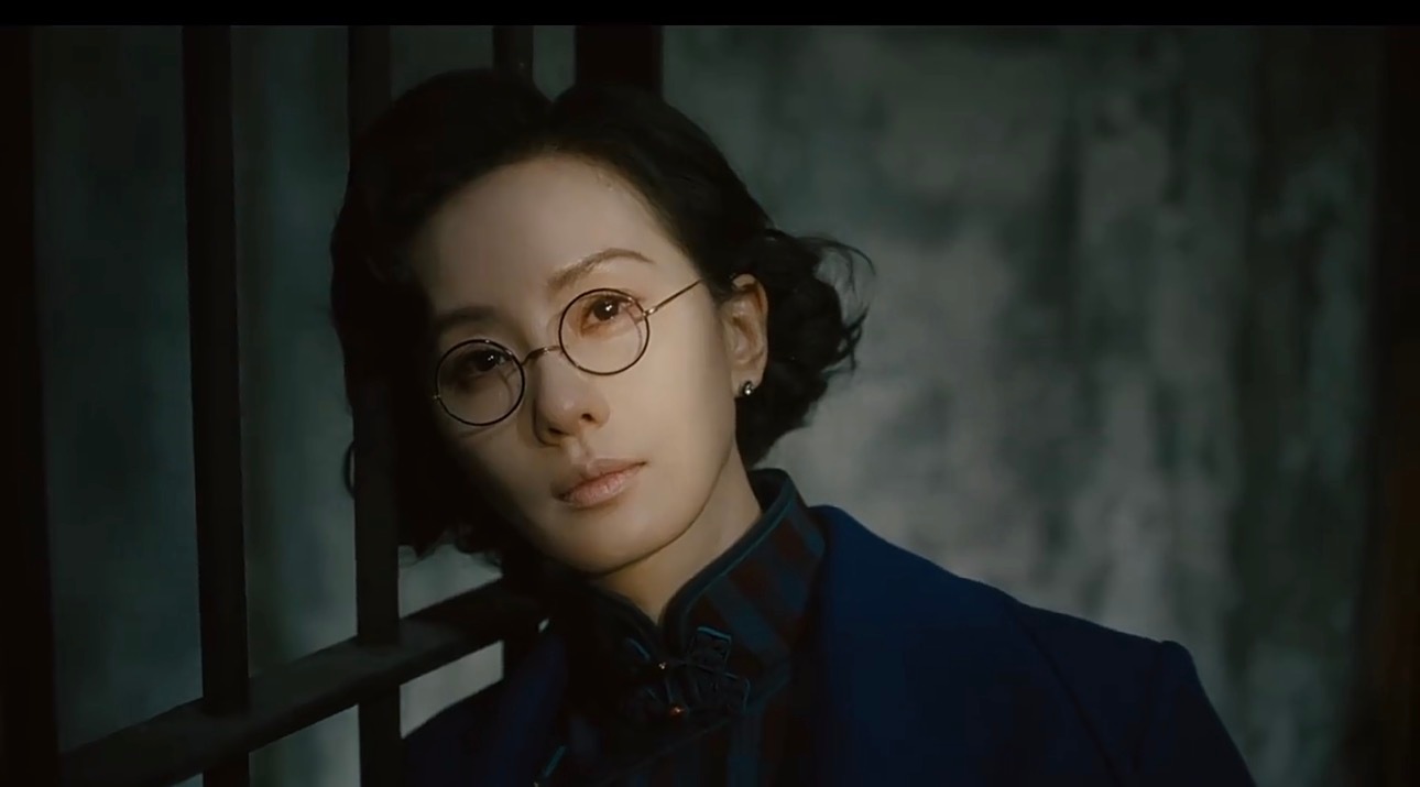 我的天呢，把这个眼镜换成个圆的墨镜比较合适 