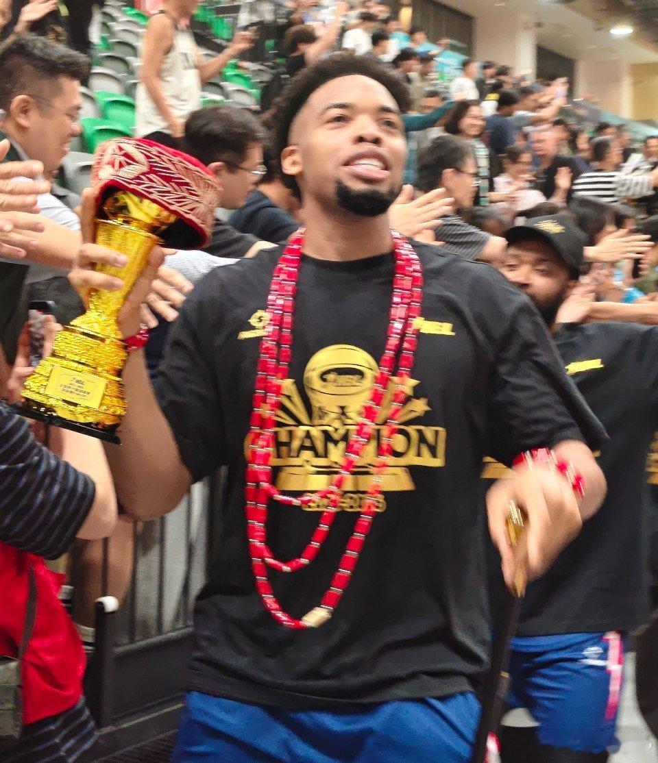 香港金牛勇夺NBL三连冠，外援阿诺斯克加冕NBL总决赛MVP。阿诺斯克这造型有点