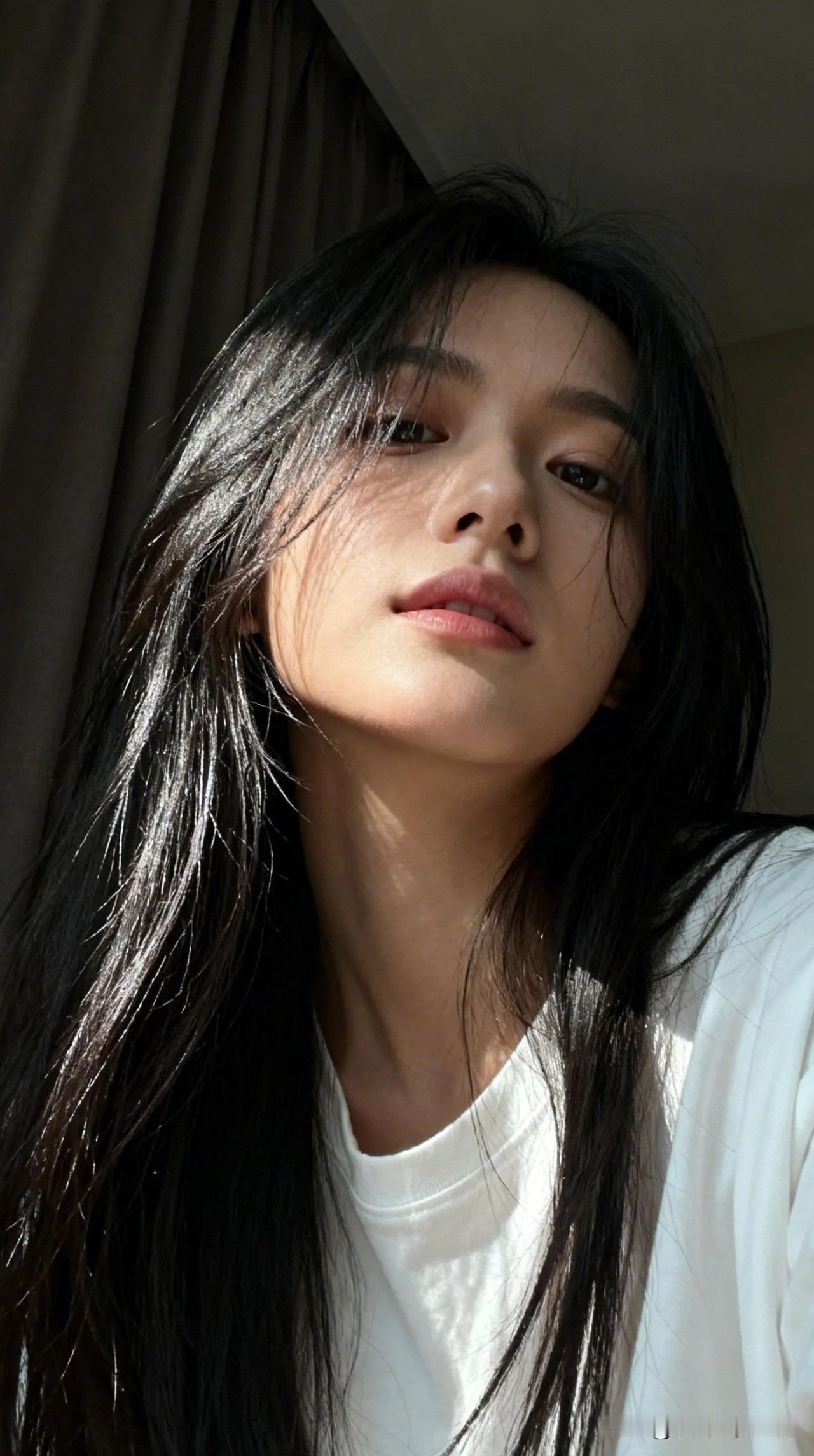 阳光洒进来的瞬间，黑发与白衣的完美搭配。随手一拍的氛围感