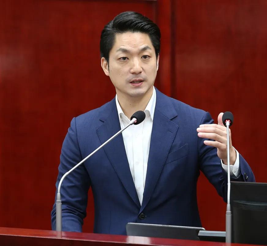 台北市长蒋万安今天出席开工典礼，被问到“你是台湾人还是中国人？”，他表示，“我是