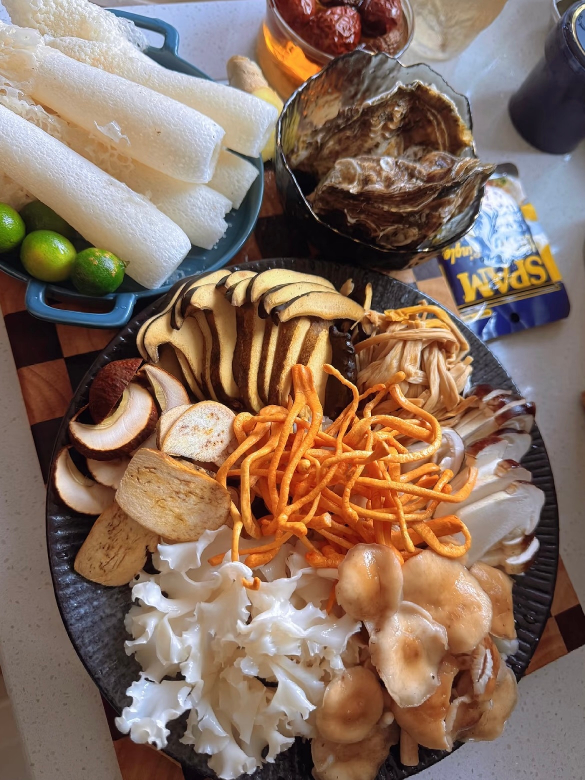 家庭版云南菌子火锅周末蹲厨房试做菌子火锅，洗菌子时差点把鸡油菌和香菇认错，还好老