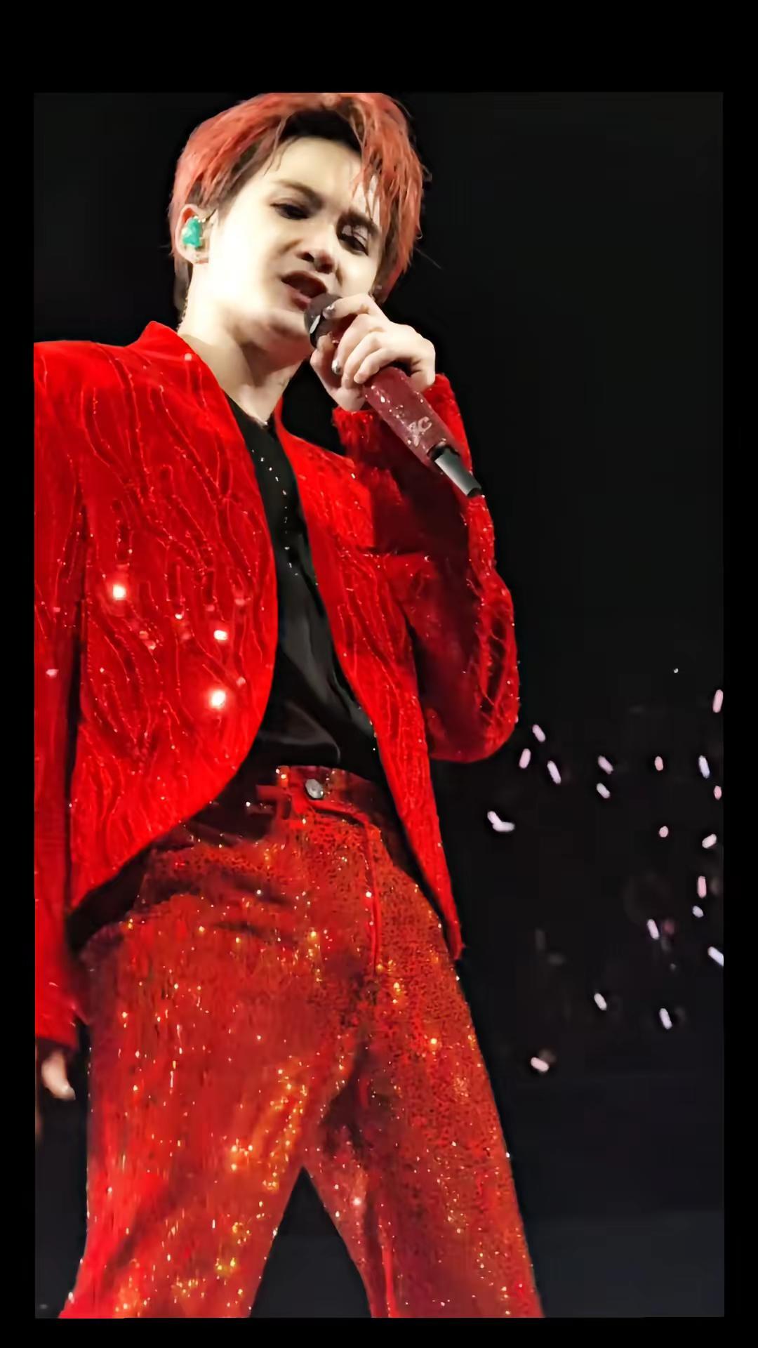 内场视角是真香🤤。檀健次 多见一次巡演 演唱会现场 舞台直拍 演唱是一个巨大的