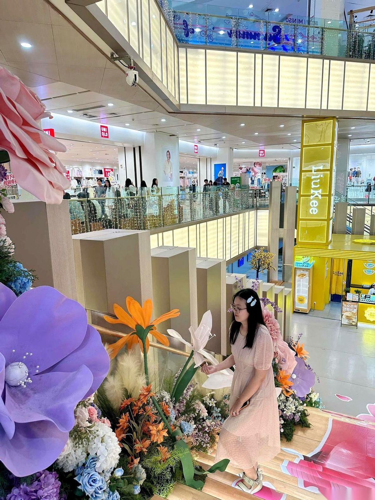 眼瞅着闺女把第二块慕斯蛋糕塞进嘴里，我愣是把劝的话咽回了肚子里。
这几天在活力城