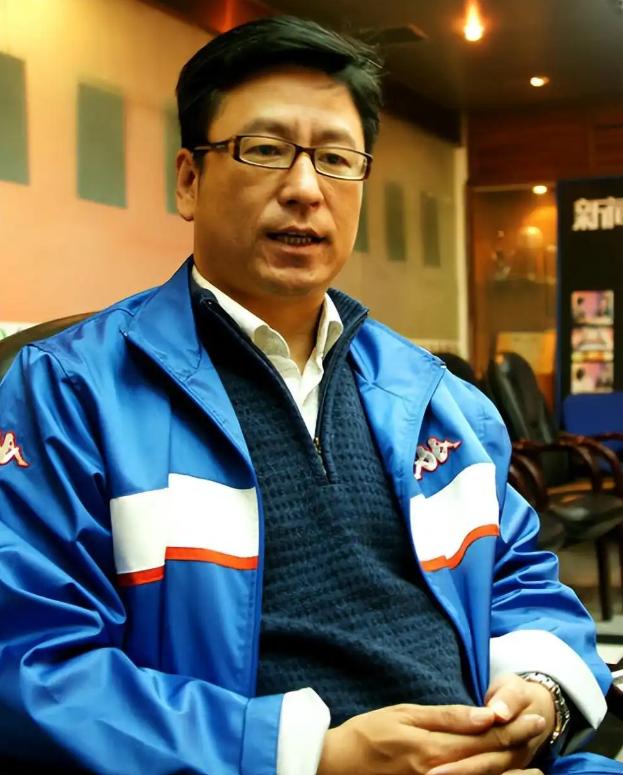 专家表示月收入3000元就属于中等收入，白岩松疑问，如果月收入3000元算中等收