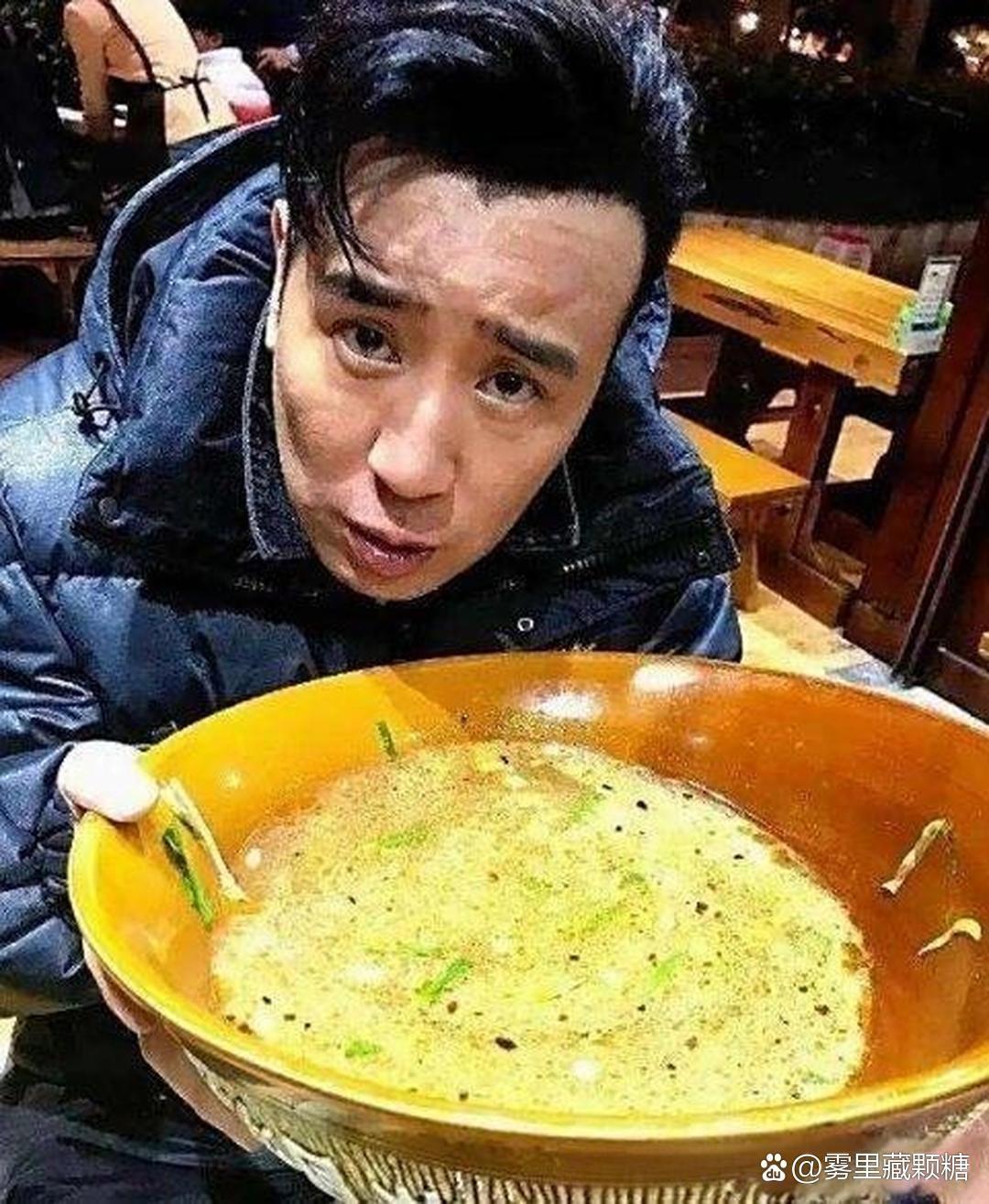 于和伟对请求合影的饭店老板说，“咱就踏踏实实地吃顿饭呗”。
这话听着客气，底下全