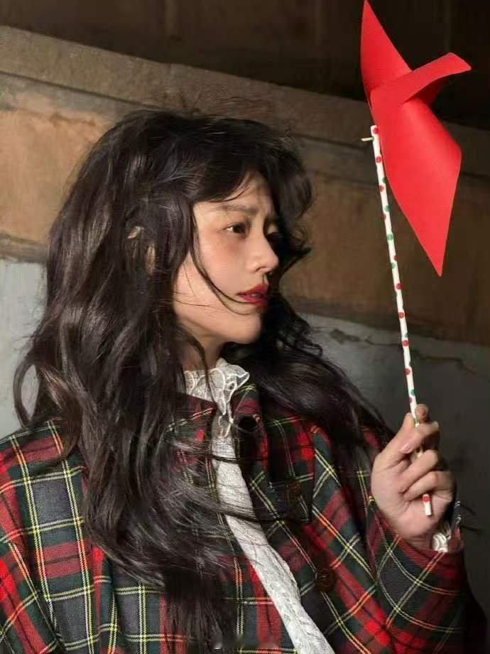 马思纯站在那里就是一部电影马思纯与生俱来的电影感温柔与生命力相互交织，天生自带镜