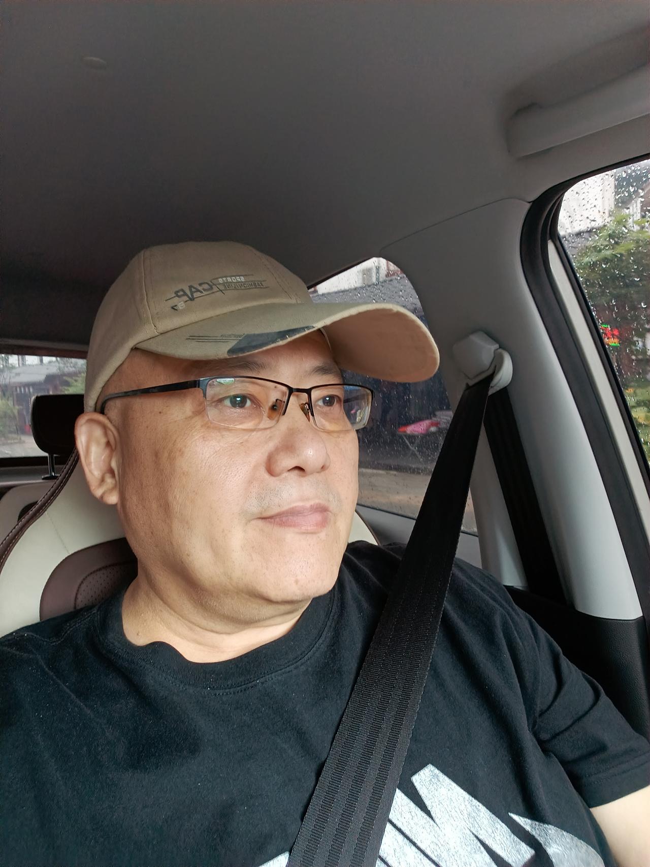 前几天，无意中又被拉进了一个单身男士群。

这个群大概有40人，每天都很热闹，积