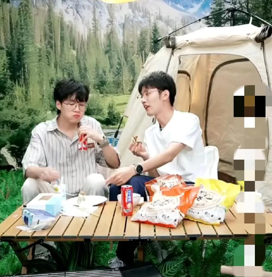 笑死了！昨晚，鹏鹏在品尝烧卖，突然！他转过头来，问涛涛“你有女朋友吗？”这一问，
