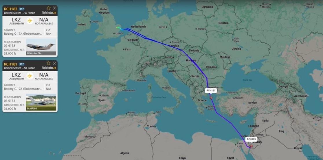 美国空军另外两架 C-17A“环球霸王 III”运输机从英国莱肯希思皇家空军基地