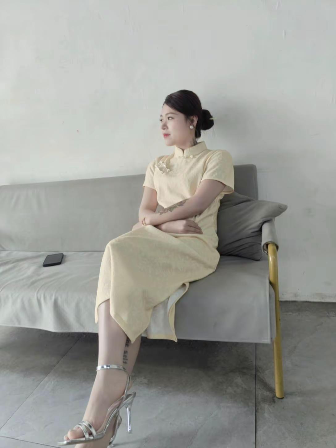 旗袍怎么搭配才好看呢？旗袍ootd 新中式旗袍拍照也太美了