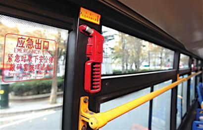 冷知识：公交车窗边角有标记，安全锤砸那里最省力，砸中间很难敲碎

很多坐过公交车