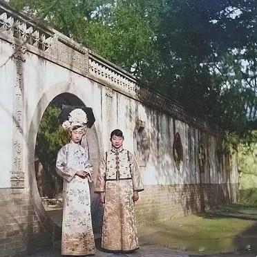 这是晚清时期两位格格的真实留影，她们是真正的金枝玉叶，不过在颜值方面，却与影视剧