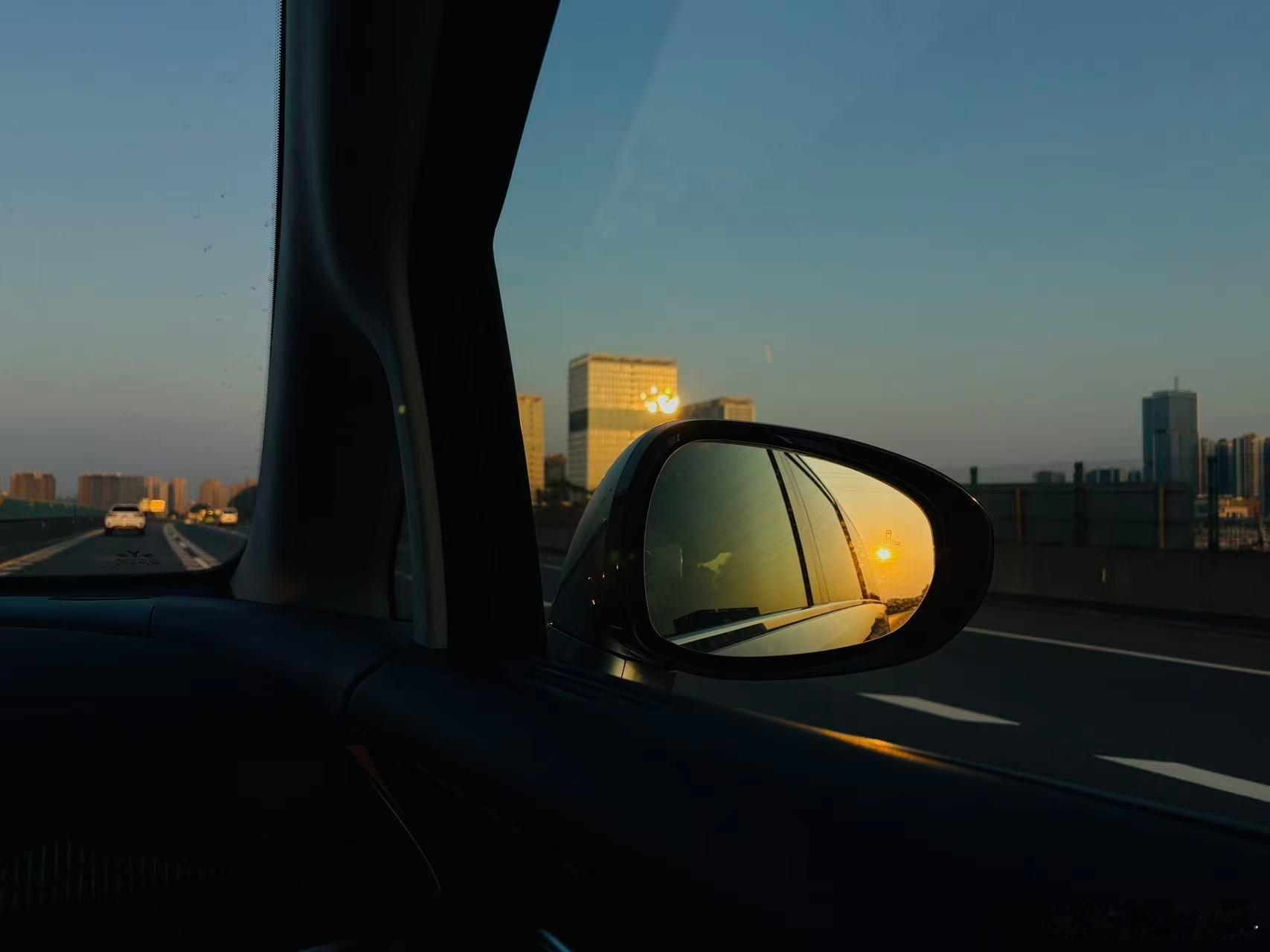 以前有一段时间觉得MPV挺无聊的。又大又笨看起来像台面包车，SUV多好，能装能跑