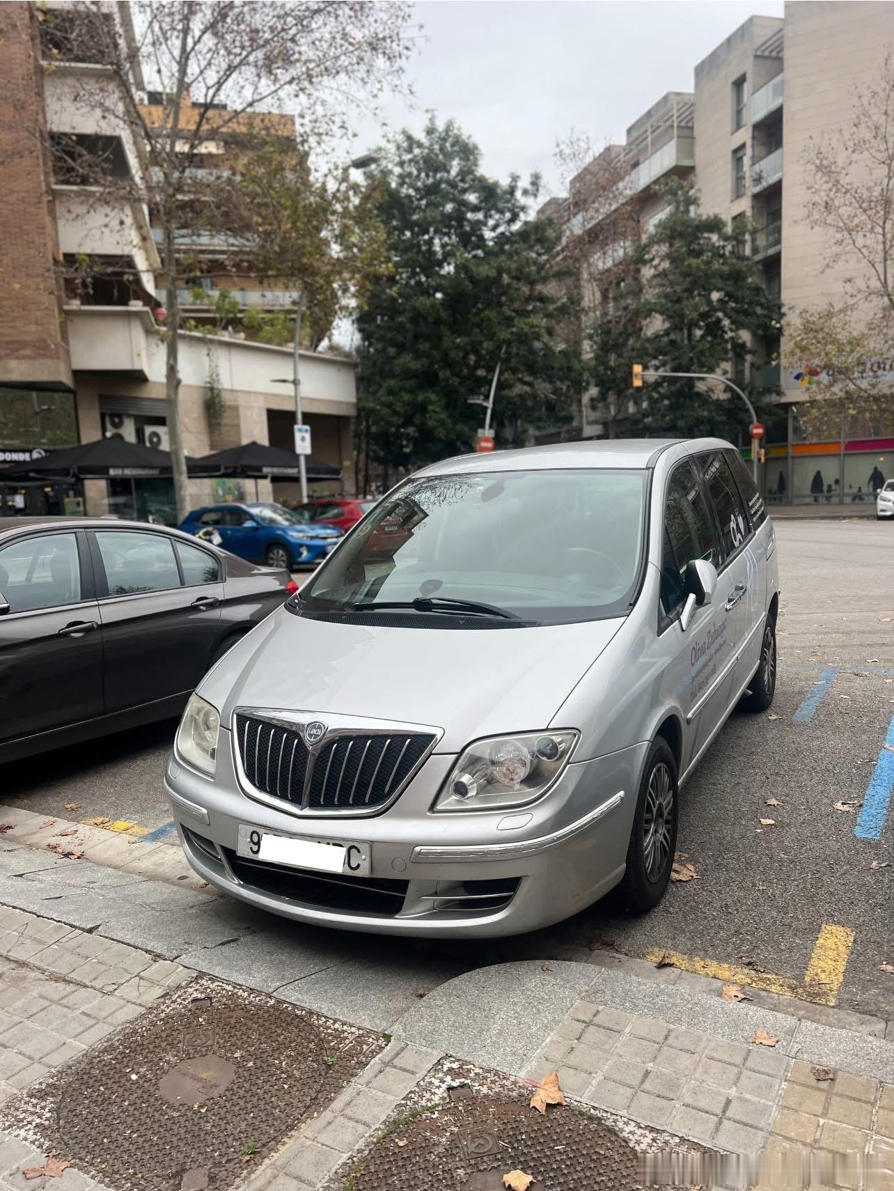 C8是雪铁龙历史上最大的MPV（无继任）。定位大型MPV，与标致807、菲亚特U