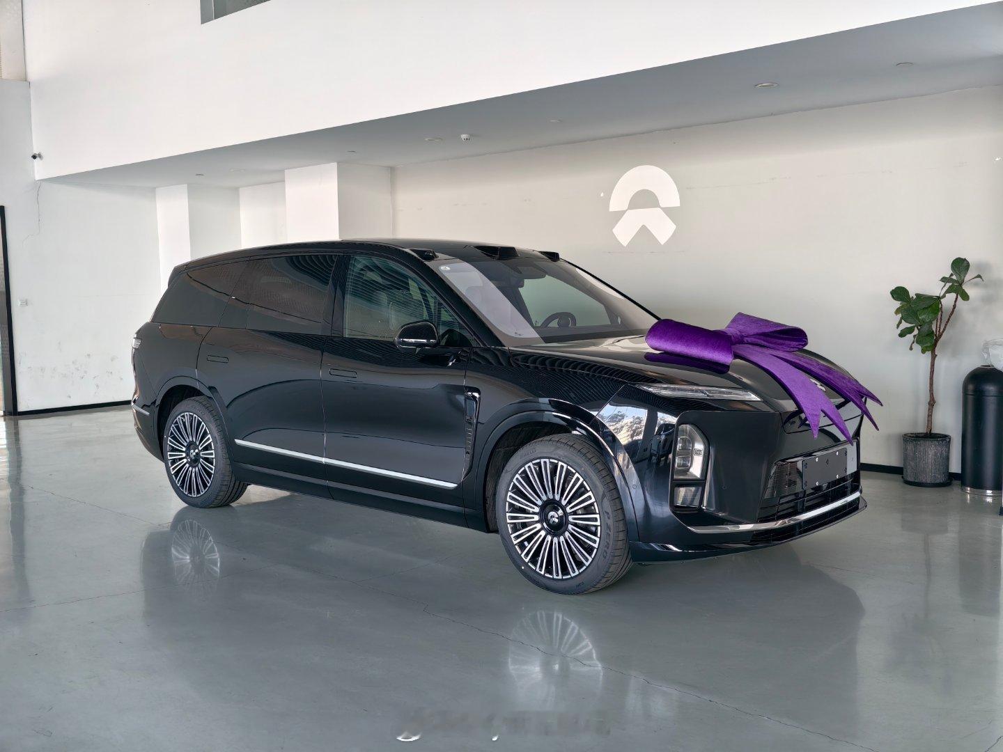 今天厦门蔚来中心全是大车交付，这三个颜色的ES8都还挺好看的！多辐条的轮毂很配这