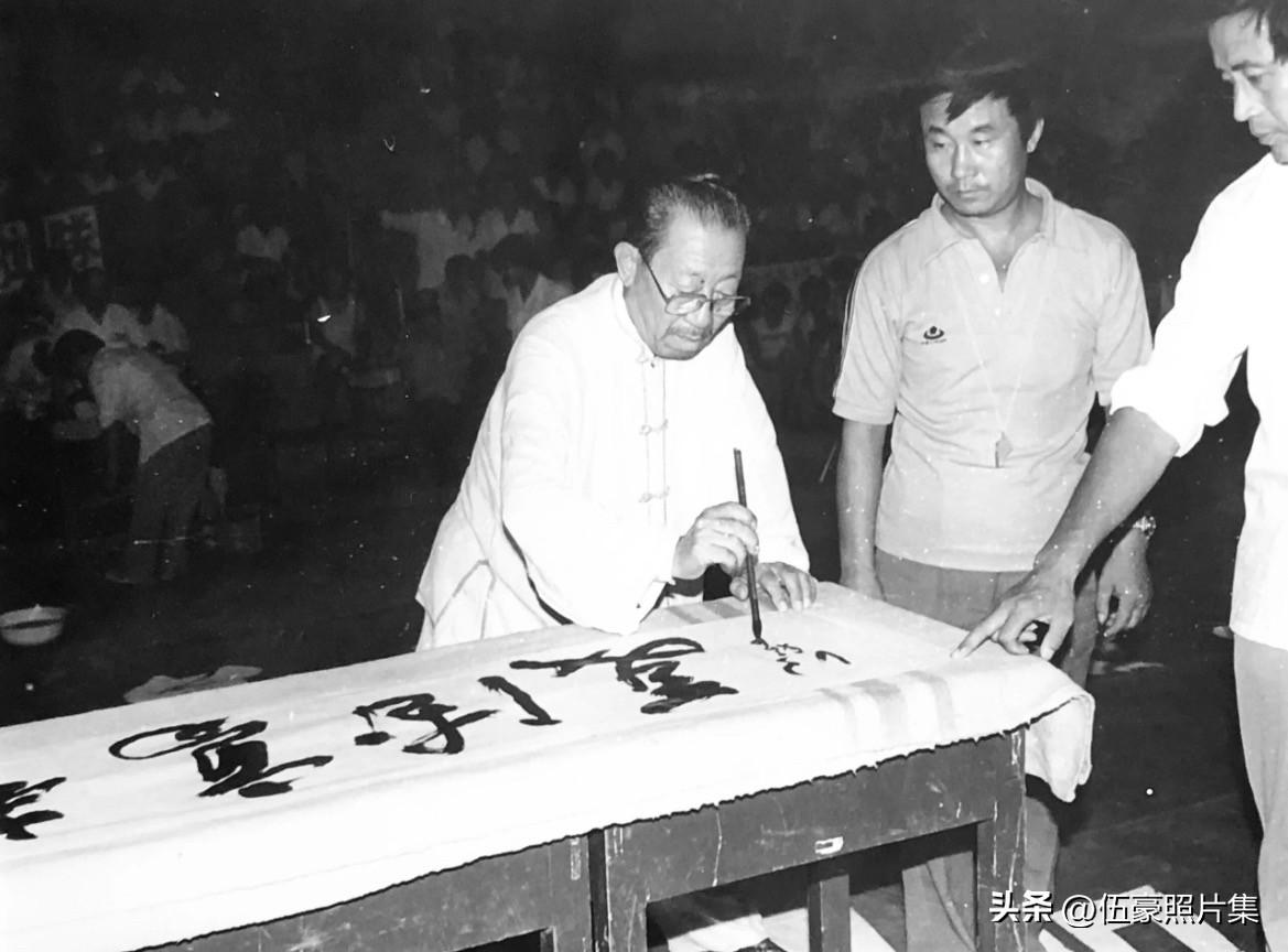 1988年，武术泰斗何福生为刚落成的少林演武厅题字的场景。何福生是中国首批、也是