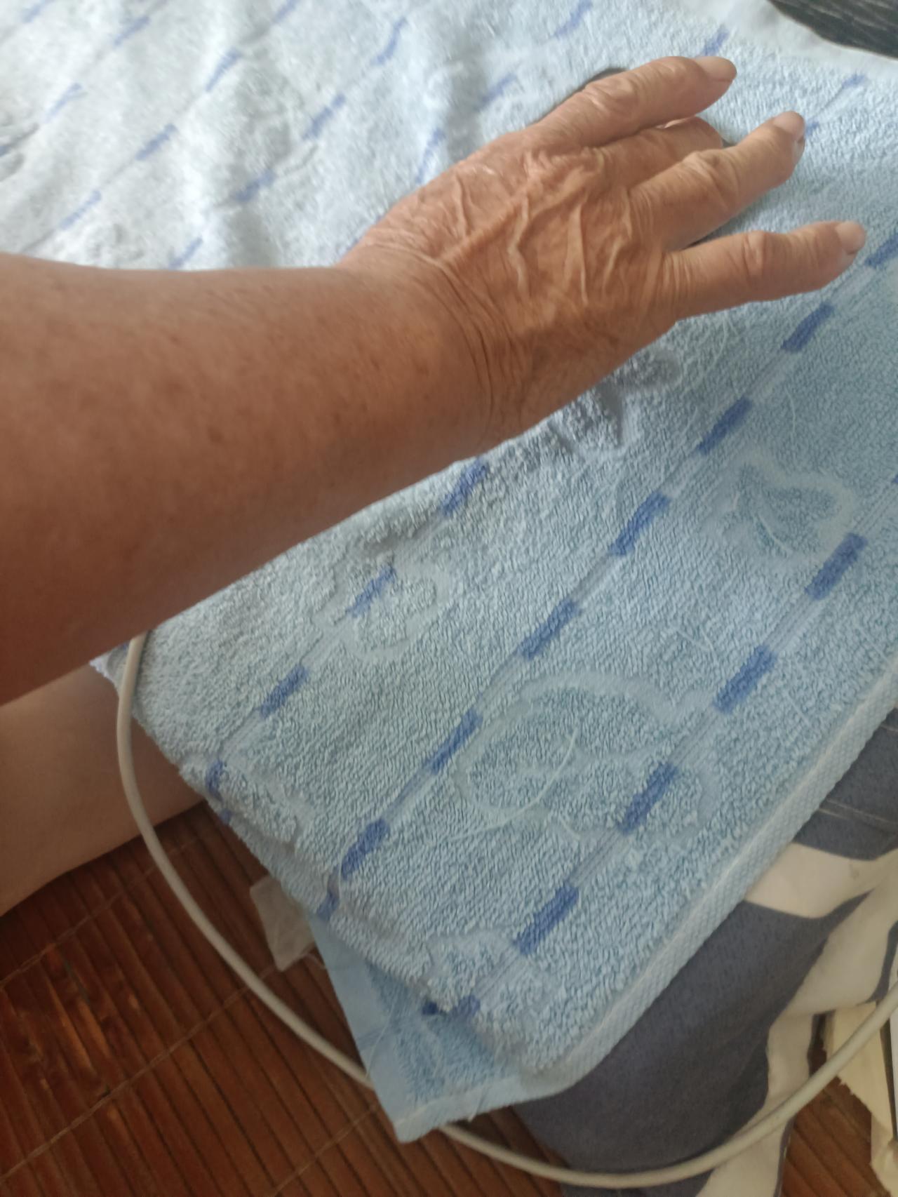 这是我偷拍的70多岁老娘的手！
我娘是五零后，是一个身材娇小的女性，从老娘的一双
