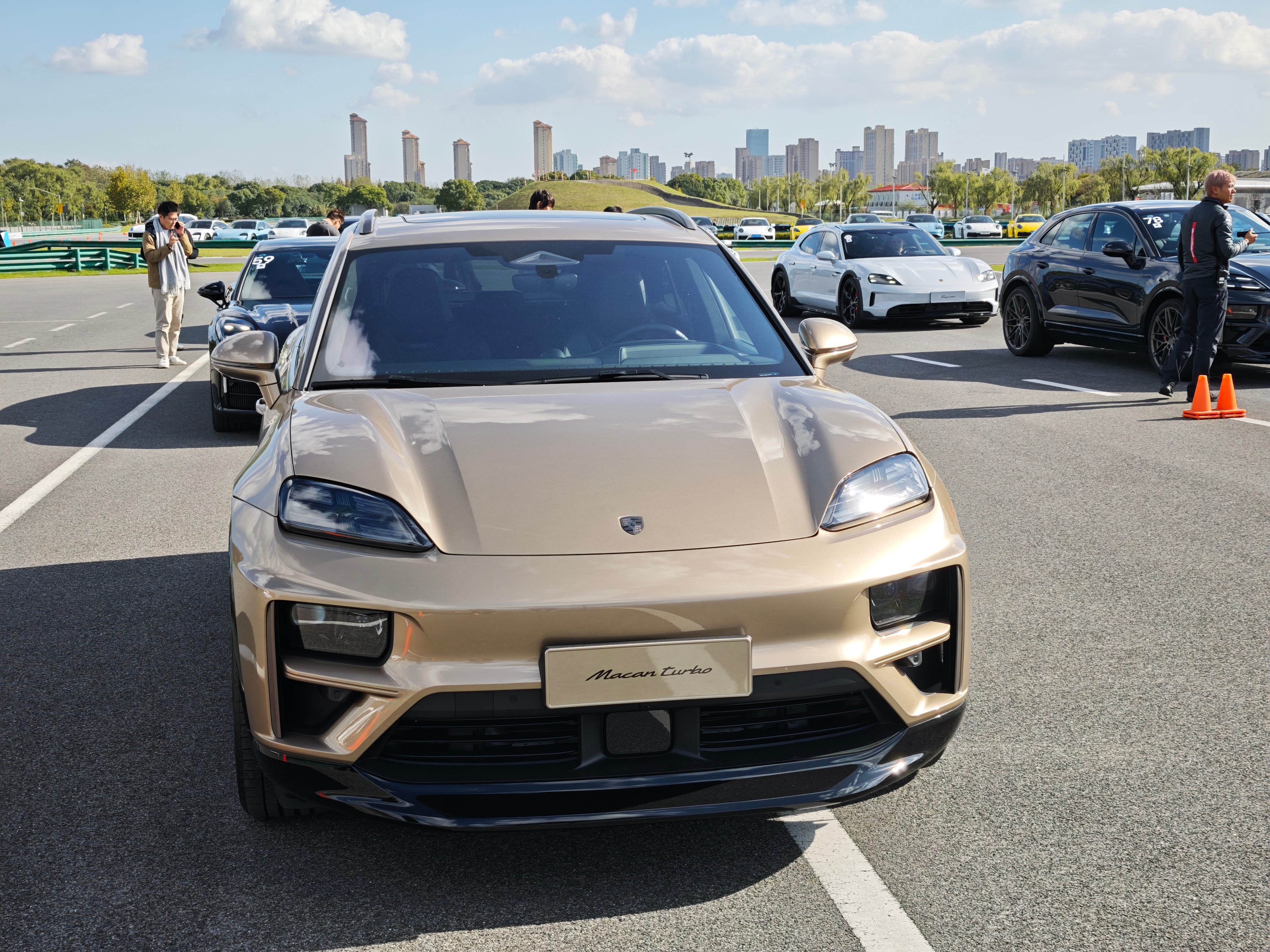 金色的纯电Macan Turbo，感觉怎么样？ 