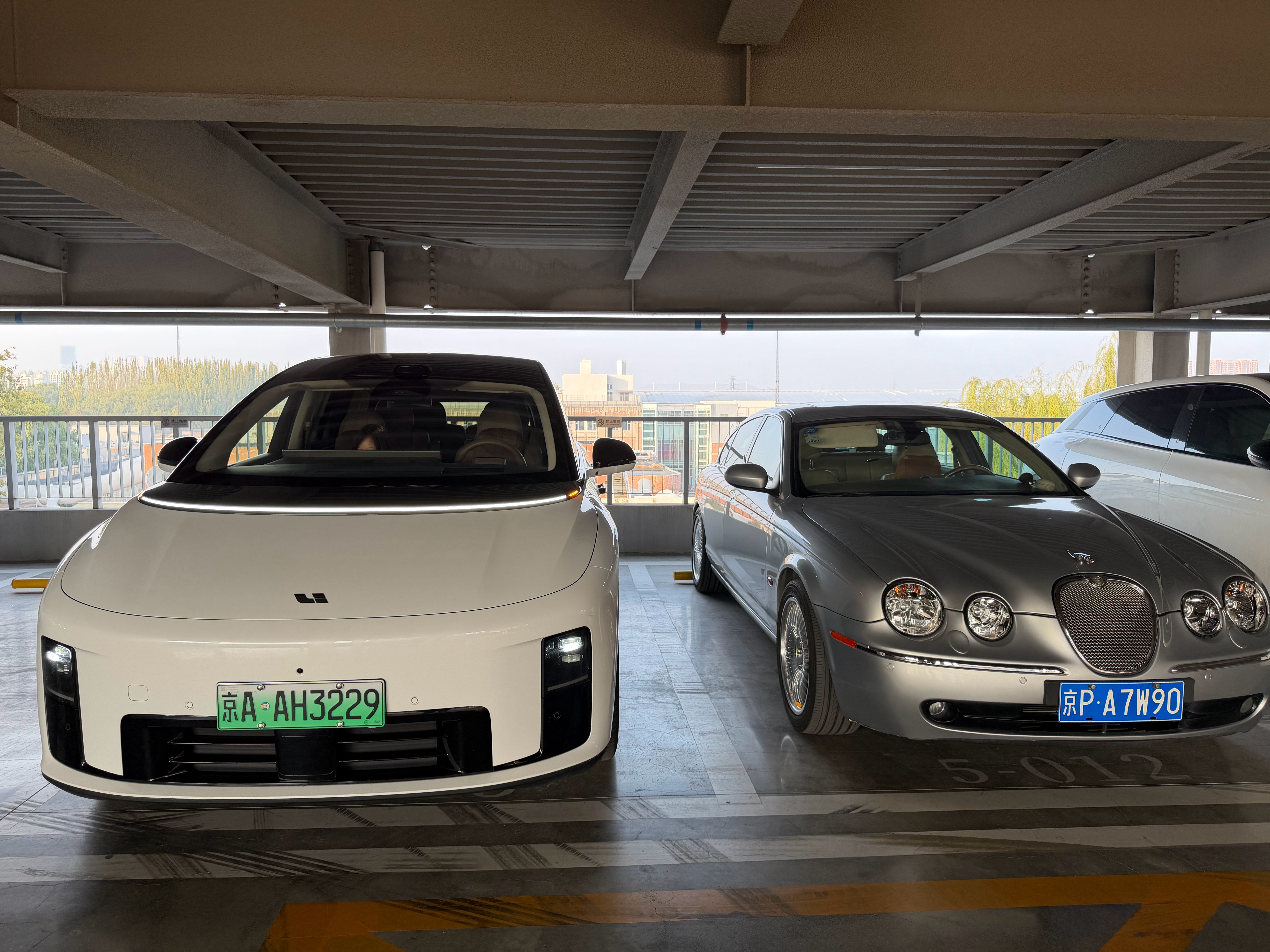 周末开了两天理想i8，首先这台车广告片拍的很好，是让我种草想体验的理由，开上第一