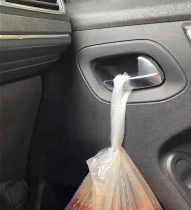 邻居叫我帮她打包螺蛳粉，我出自好心帮她买了，但是回到半路一脚刹车把螺蛳粉洒车上了