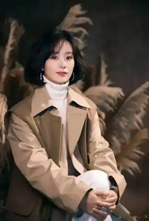 #赵丽颖短发侧颜照#剪了短发后，还真是另有一番风味儿。那短发，干净利落，五官全凸