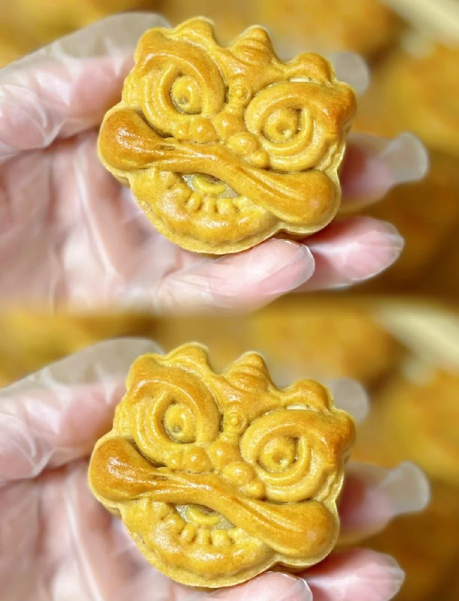 自制月饼不好看，你好吃。

昨天，在电梯里遇到两人，手里都提着月饼，一问，都是给