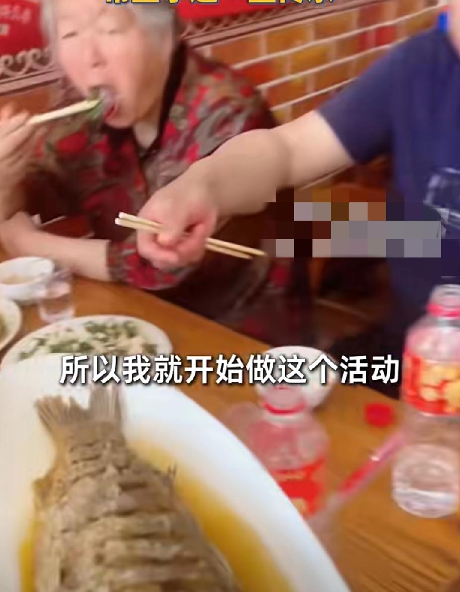 歌颂孝心，传承孝道！9月25日报道，河南周口周先生家餐馆，只要是子女带老人来吃饭