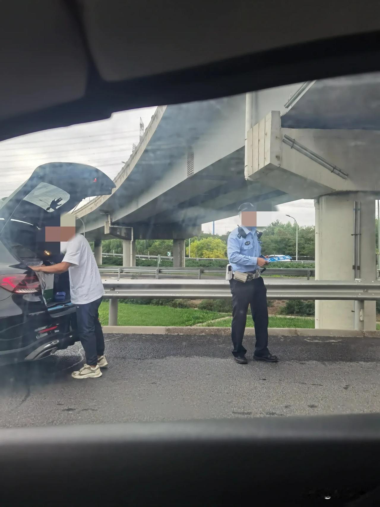开奔驰的大聪明，还知道把牌子卸了跑，结果碰见帽子叔叔了。哈哈哈哈#这可是大奔#