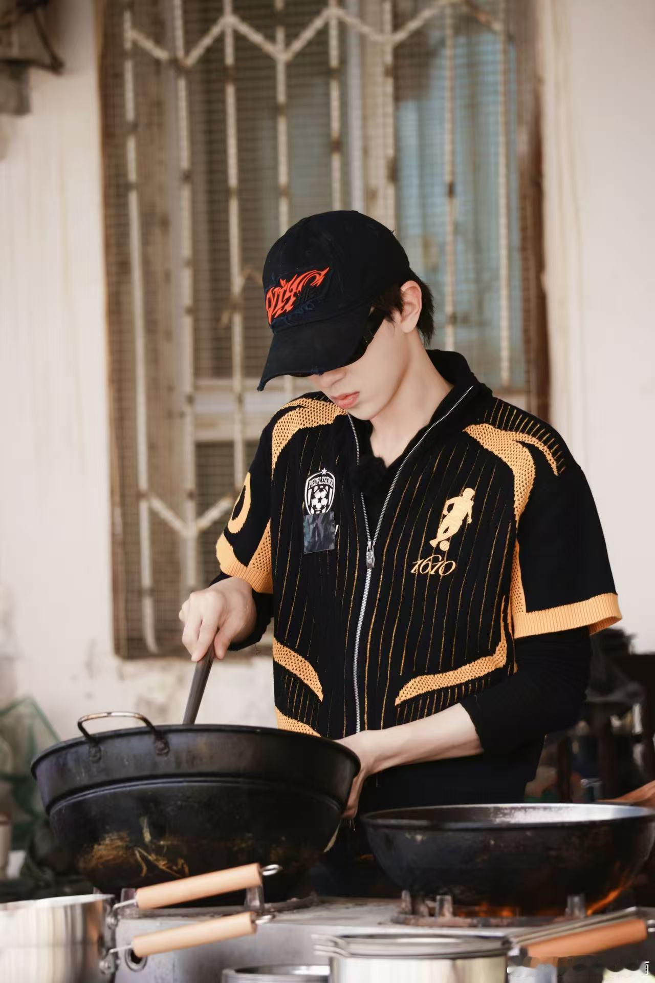 何浩楠上海录制天才厨人 何浩楠转战厨艺赛道，上海录制天才厨人，认真干活的样子不管