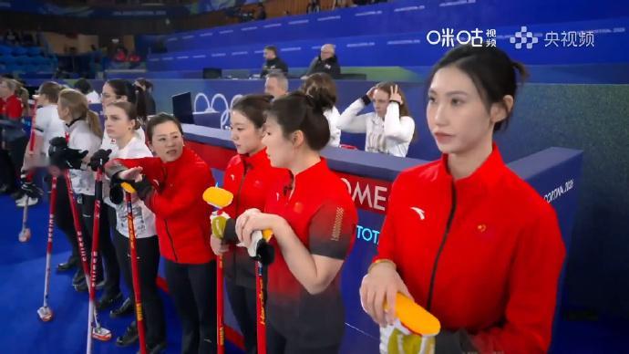 中国冰壶女队5比7瑞士  米兰冬奥会冰壶女子循环赛，中国队王芮、韩雨、董子齐、姜