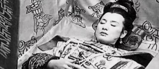 1972年，考古学家在内蒙古发现一座清朝古墓，他们将墓穴里的棺材打开后，所有人都