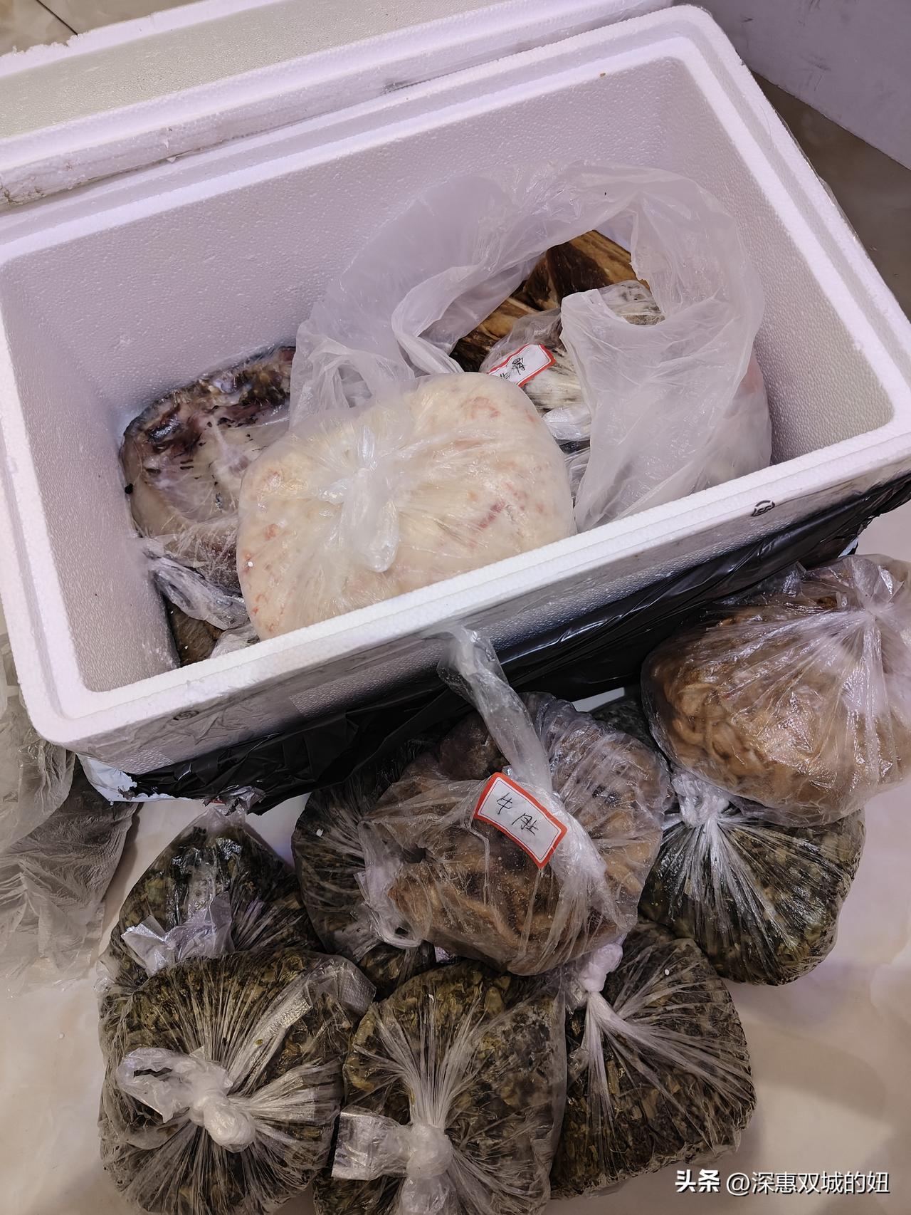 家乡菜，来自妈妈的爱。
过年没有回家，妈妈一直惦记着我们没有吃到家乡菜，这不给我